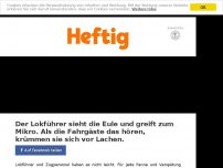 Bild zum Artikel: Der Lokführer sieht die Eule und greift zum Mikro. Als die Fahrgäste das hören, krümmen sie sich vor Lachen.