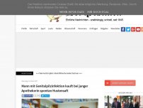 Bild zum Artikel: Mann mit Genitalpilzinfektion kauft bei junger Apothekerin spontan Hustensaft