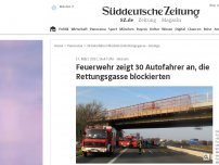 Bild zum Artikel: Feuerwehr zeigt Autofahrer an, die Rettungsgasse blockierten