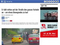 Bild zum Artikel: Er hält mitten auf der Straße den ganzen Verkehr an – um etwas Bewegendes zu tun!