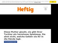 Bild zum Artikel: Diese Mutter glaubt, sie gibt ihrer Tochter ein harmloses Spielzeug. Sie ahnt nicht, welche Gefahr sie ihr in die Hände legt.