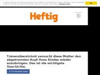 Bild zum Artikel: Tränenüberströmt versucht diese Mutter den abgetrennten Kopf ihres Kindes wieder anzubringen. Das ist die wichtigste Geschichte.