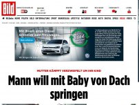 Bild zum Artikel: Mutter umklammerte Kind - Flüchtling klettert mit Baby auf das Dach