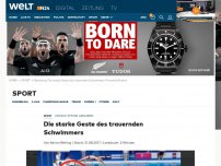 Bild zum Artikel: Einfach stehen geblieben: Die starke Geste des trauernden Schwimmers