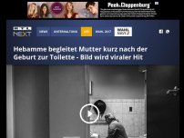 Bild zum Artikel: Hebamme begleitet Mutter kurz nach der Geburt zur Toilette - Bild wird viraler Hit