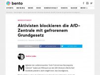 Bild zum Artikel: Aktivisten blockieren die AfD-Zentrale mit gefrorenem Grundgesetz