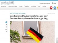 Bild zum Artikel: Beschmierte Deutschlandfahne aus dem Fenster des Asylbewerberheims gehängt