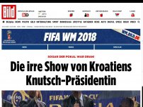 Bild zum Artikel: Sogar der Pokal war dran! - Die irre Show von Kroatiens Knutsch-Präsidentin