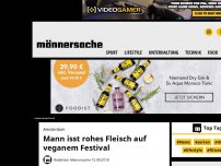 Bild zum Artikel: Mann isst rohes Fleisch auf veganem Festival | Männersache