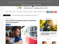 Bild zum Artikel: Offensichtlich Geistesgestörter guckt aus Busfenster statt aufs Smartphone