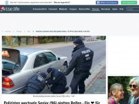 Bild zum Artikel: Polizisten wechseln Senior (96) platten Reifen - Ein ❤️ für diese Helfer in der Not