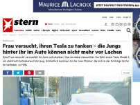 Bild zum Artikel: Elektroauto: Frau versucht, ihren Tesla zu tanken – die Jungs hinter ihr im Auto können nicht mehr vor Lachen