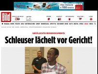 Bild zum Artikel: Gefälschte Reisedokumente - Schleuser lächelt vor Gericht!