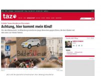 Bild zum Artikel: Schüler*innen blockieren Elterntaxis: Achtung, hier kommt mein Kind!