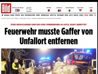 Bild zum Artikel: Zwei Erwachsene und Kind tot - Feuerwehr musste Gaffer von Unfallort entfernen