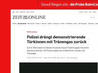 Bild zum Artikel: Weltfrauentag: Polizei drängt demonstrierende Türkinnen mit Tränengas zurück