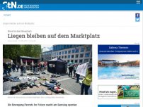 Bild zum Artikel: Eltern für den Klimaschutz: Liegen bleiben auf dem Marktplatz