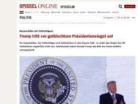 Bild zum Artikel: Russen-Adler mit Golfschlägern: Trump tritt vor gefälschtem Präsidentensiegel auf