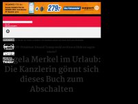 Bild zum Artikel: Angela Merkel im Urlaub: Die Kanzlerin gönnt sich dieses Buch zum Abschalten
