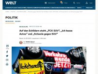 Bild zum Artikel: Auf den Schildern steht „FCK SUV“, „Ich hasse Autos“ und „Schwule gegen SUV“