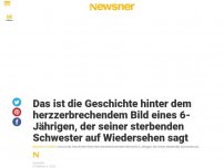 Bild zum Artikel: Das ist die Geschichte hinter dem herzzerbrechendem Bild eines 6-Jährigen, der seiner sterbenden Schwester auf Wiedersehen sagt