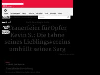 Bild zum Artikel: Trauerfeier für Opfer Kevin S.: Die Fahne seines Lieblingsvereins umhüllt seinen Sarg