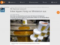 Bild zum Artikel: Imker kippen Honig vor Ministerium aus