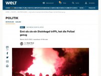 Bild zum Artikel: Erst als sie ein Steinhagel trifft, hat die Polizei genug