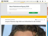 Bild zum Artikel: Bekennender Tierschützer: Joaquin Phoenix trägt Kalb aus Schlachthof in die Freiheit