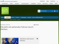 Bild zum Artikel: FDJ zieht mit wehenden Fahnen durch Zwickau