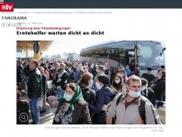 Bild zum Artikel: Empörung über Reisebedingungen: Erntehelfer warten dicht an dicht