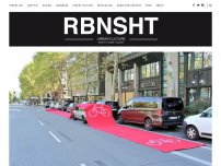 Bild zum Artikel: Guerilla Pop Up Bike Lane, ausgerollt über parkende Autos auf dem Radweg