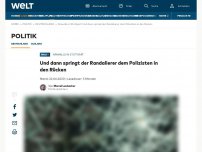 Bild zum Artikel: Und dann springt ein Randalierer dem Polizisten in den Rücken