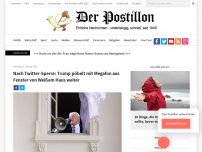 Bild zum Artikel: Nach Twitter-Sperre: Trump pöbelt mit Megafon aus Fenster von Weißem Haus weiter