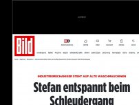 Bild zum Artikel: Er steht auf seine 27 Waschmaschinen! - Stefan entspannt beim Schleudergang