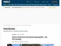 Bild zum Artikel: Hand in Hand durch das Katastrophengebiet – Ein Foto bewegt