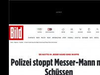 Bild zum Artikel: Iin jeder Hand eine Waffe - Polizei stoppt Messer-Mann mit Schüssen