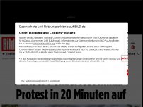 Bild zum Artikel: Festgeklebte Hände von Straße gerissen - Pariser Polizei löst Klima-Protest in 20 Minuten auf