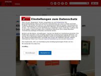 Bild zum Artikel: „Wir wollen das hier nicht tun“: Klimaaktivisten kleben sich in...