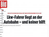 Bild zum Artikel: Er hielt sogar ein Schild im Arm - Lkw-Fahrer liegt an Autobahn – und keiner hilft