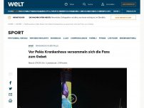 Bild zum Artikel: Vor Pélés Krankenhaus versammeln sich die Fans zum Gebet