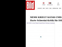 Bild zum Artikel: Messi kriegt Katar-Umhang umgelegt - Harte Schweini-Kritik für DIESE Aktion