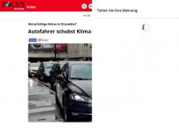 Bild zum Artikel: In Düsseldorf: Autofahrer schubst Klima-Aktivist hinterhältig -...