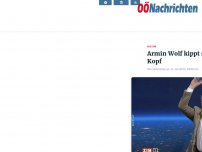 Bild zum Artikel: Armin Wolf kippt sich live im ORF Wasser ?ber Kopf