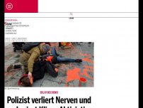 Bild zum Artikel: Polizist verliert Nerven und schmiert Klima-Aktivistin Farbe ins Gesicht