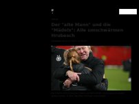 Bild zum Artikel: Der 'alte Mann' und die 'Mädels': Alle umschwärmen Hrubesch