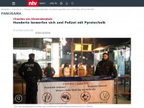 Bild zum Artikel: Chaoten am Alexanderplatz: Hunderte bewerfen sich und Polizei mit Pyrotechnik