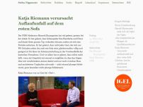 Bild zum Artikel: Katja Riemann verursacht Auflaufunfall auf dem roten Sofa