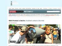 Bild zum Artikel: NSA-Protest in Berlin: Freiheit unterm Aluhut