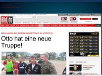 Bild zum Artikel: Bundeswehr-Besuch im Kosovo - Otto Rehhagel hat eine neue Truppe!